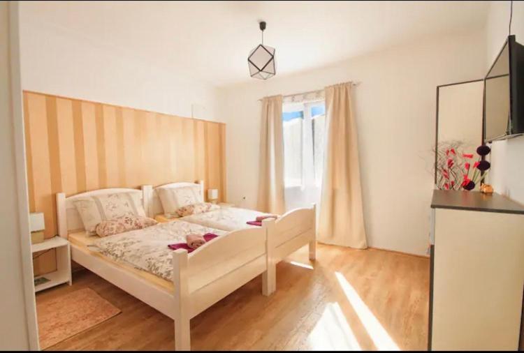 Rooms Bobic Licko Petrovo Selo Exterior foto